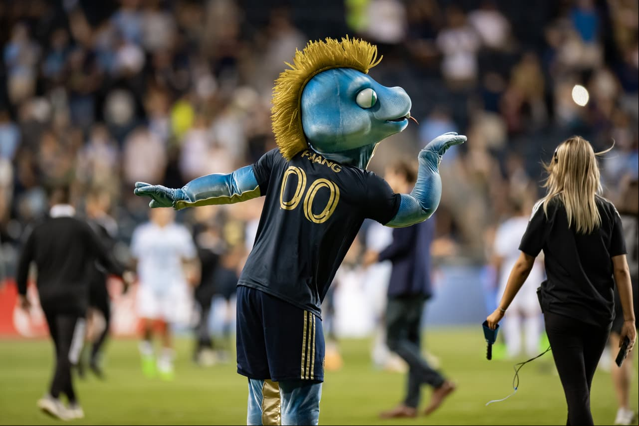 Besos a la afición de parte de 'Phang' la mascota de Philadelphia Union.
<br>
