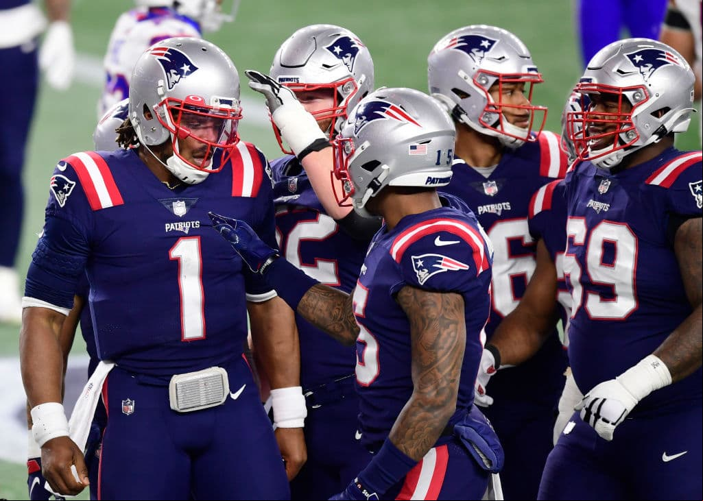 Steffon Diggs supera las 120 yardas por aire y recibe 3 pases de anotación en la victoria 38-9 sobre los New England Patriots.