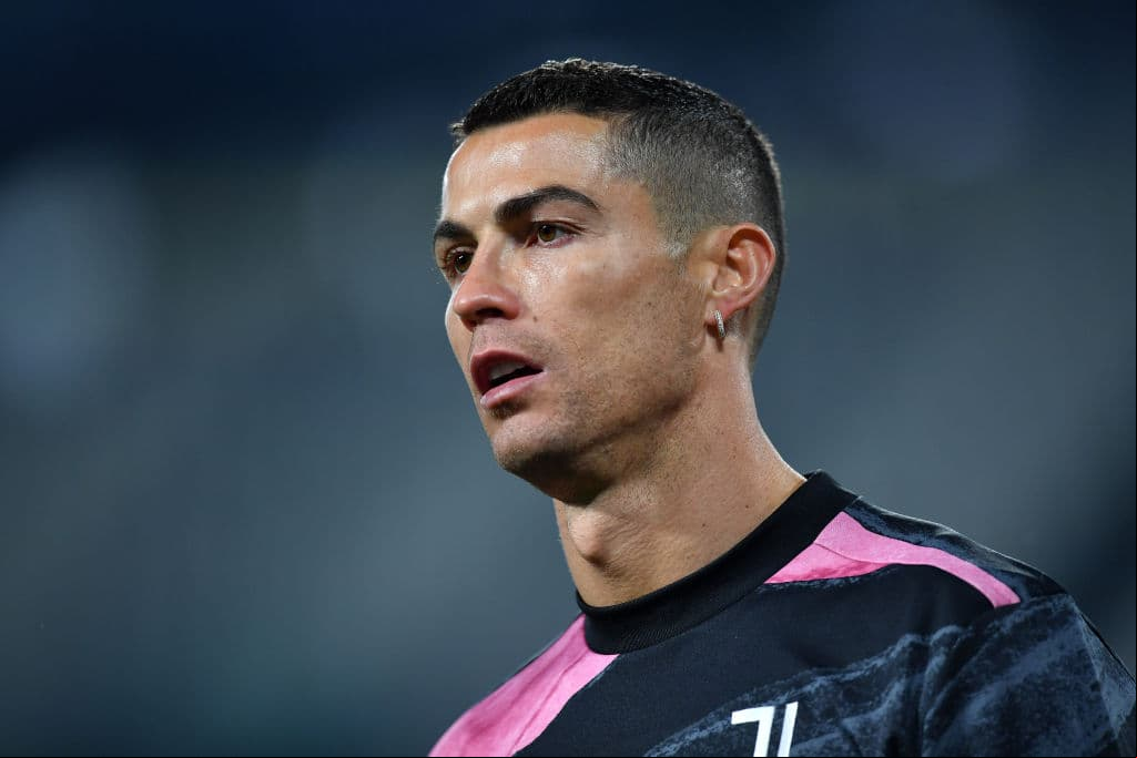 CR7 aparece en el tráiler jugando Battle Royale donde no puede ganar y ahí llama a Garena para iniciar la operación Chrono.