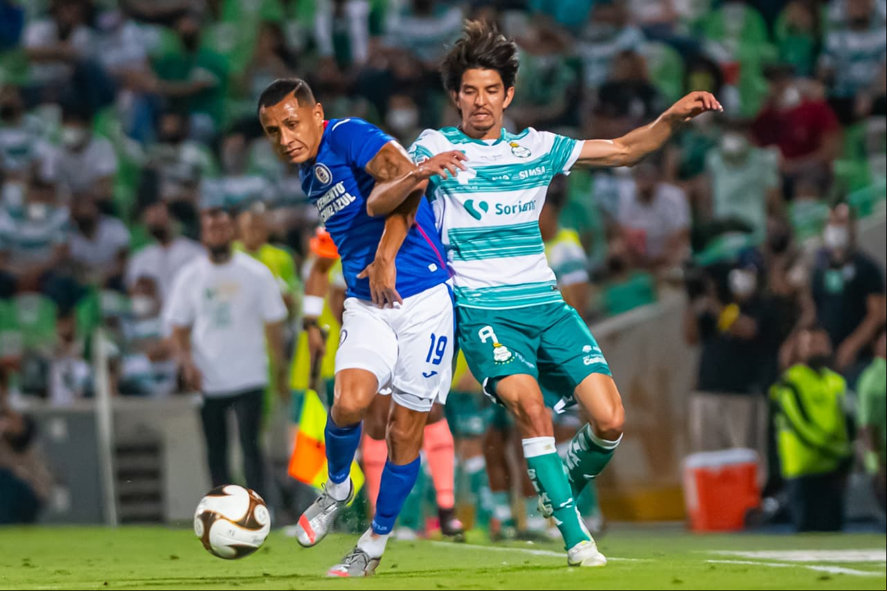 Luis Romo se encarga de darle la ventaja a Cruz Azul luego de vencer 0-1 a Santos en el Estadio Corona.
