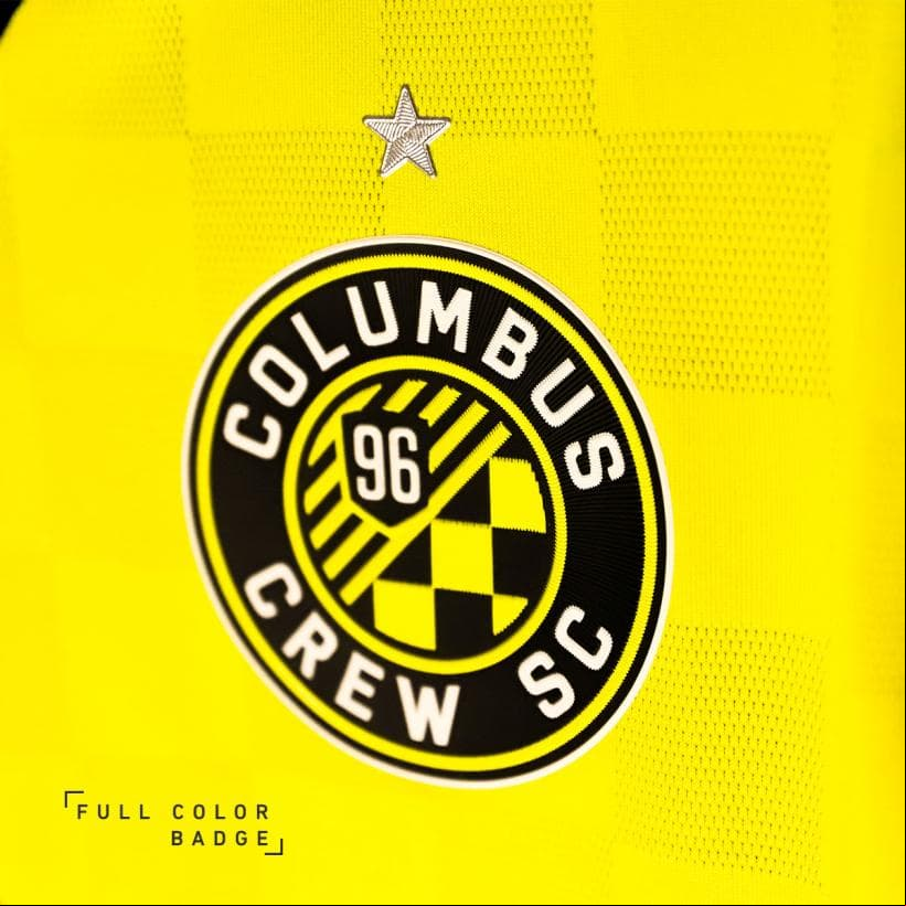 El escudo, en su lugar. (Columbus Crew SC)
