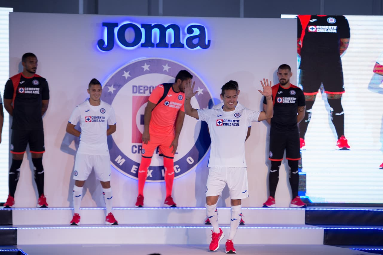 La noche del martes fueron presentados los nuevos uniformes del Cruz Azul. La Máquina usará de nuevo las prendas de la marca española Joma, tal y como lo hizo en el Clausura 2019. Las nuevas equipaciones del equipo celeste lucen muy bien y es altamente probable que resulten del completo agrado de la exigente afición cementera. Échenle un vistazo a las nuevas camisetas del equipo azul.