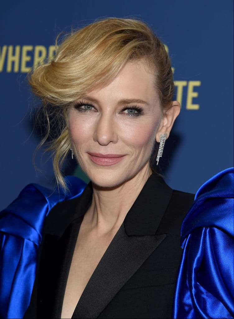 Vive sola, con su gata Portia, no tiene amigos, pero su vida experimenta un cambio radical cuando conoce a Sheba Hart (Blanchett), la nueva y atractiva profesora de arte de la escuela. Barbara ve en ella al alma gemela y a la leal amiga que siempre ha estado buscando.
<br>