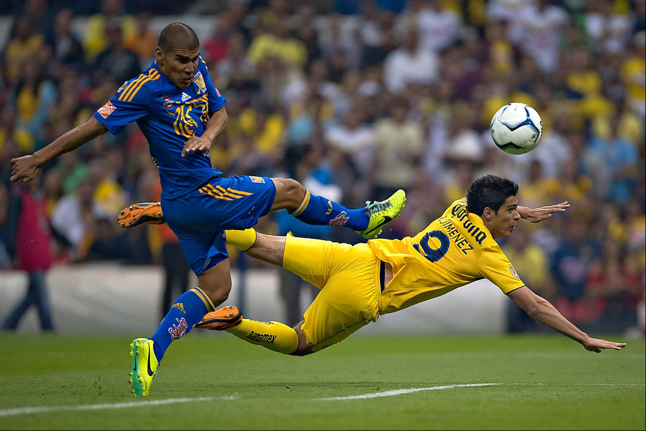 El 1 de diciembre del 2013 se enfrentaron las Águilas del América y los Tigres de la UANL en partido de Cuartos de Final de vuelta, donde Jiménez marcó esta espectacular anotación con un gol de ‘palomita’.