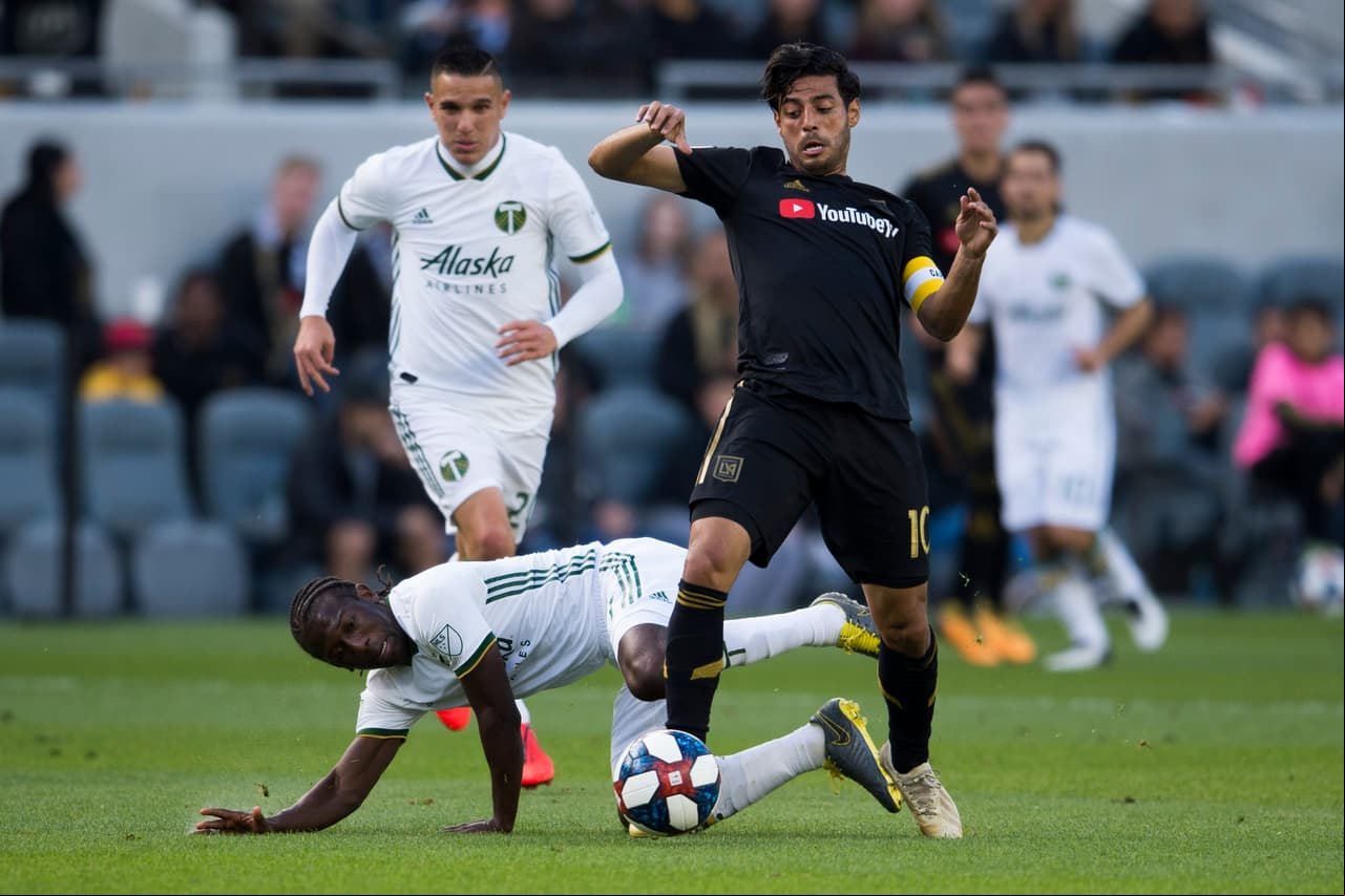 Carlos Vela (derecha) fue constante en el juego y aportó una asistencia más para que LAFC ampliara su ventaja en el marcador.