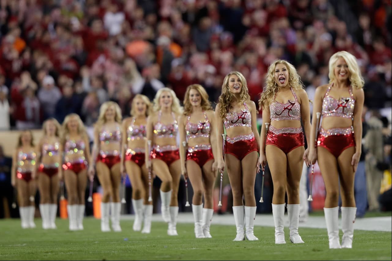 Las animadoras de la marea carmesí de Alabama realizan una rutina antes del juego ante Clemson por el título universitario.