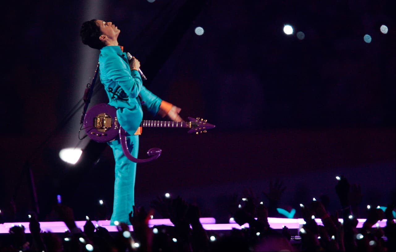 Así recordamos a Prince durante el Super Bowl XLI el 4 de febrero del 2007 en el Estadio de los Miami Dolphins.
