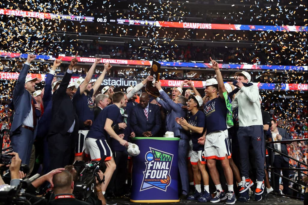 Los Virginia Cavaliers conquistaron el primer Campeonato Nacional luego de derrotar por 85-77 a los Texas Tech Red Raiders en la Final del NCAA Tournament y así festejaron los aficionados, jugadores y entrenadores, en cabezados por el head coach Tony Bennett.