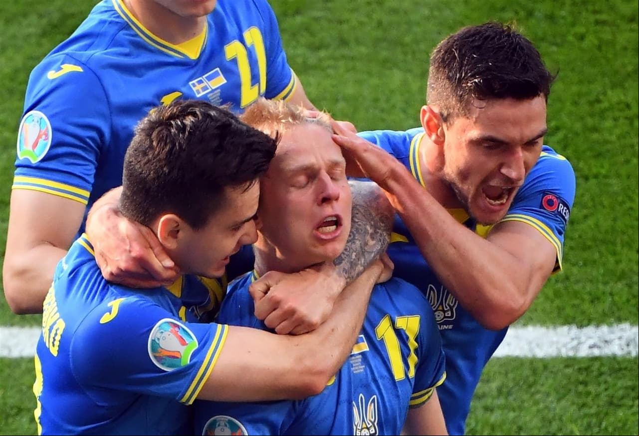 Ucrania lo hace y deja fuera a Suecia en tiempos extra con marcador de 2-1; consigue su pase a Cuartos de Final en la Euro 2020. Oleksandr Zinchenko abría el marcador al minuto 27, pero el sueco Emil Forsberg empataba el encuentro al 43'. Quien le da la victoria y el pase a la siguiente ronda a los ucranianos, es Artem Dovbyk al 120+1', quienes enfrentarán a Inglaterra este sábado.