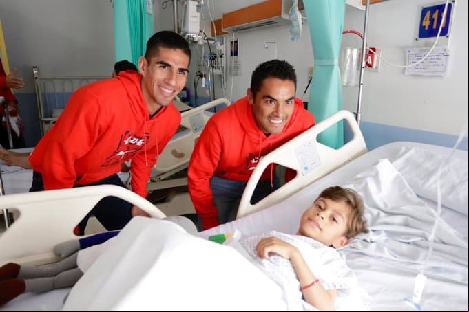 Amaury Vergara encabezó la visita de Chivas a los niños del Hospital Civil, en Guadalajara, durante el Día Internacional del Voluntariado