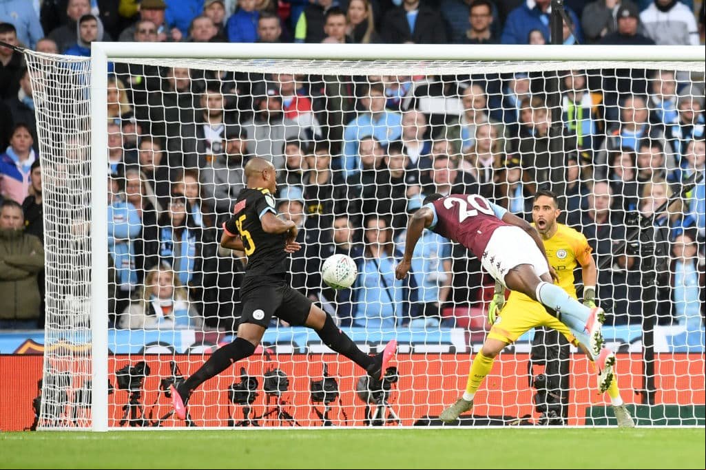 Gran remate de Samatta, quien se tira una 'palomita' en el área para marcar y acercar al Aston Villa al empate.