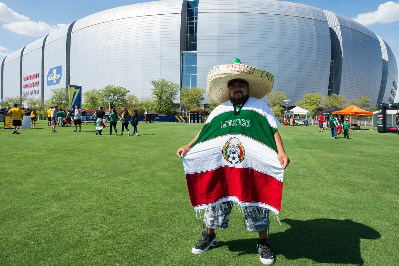 El colorido y la belleza de las fanáticas dibujó la fiesta de los hinchas en los cuartos de final entre México y Honduras en la Copa Oro, que mostró de nuevo la fidelidad de los seguidores en Estados Unidos.