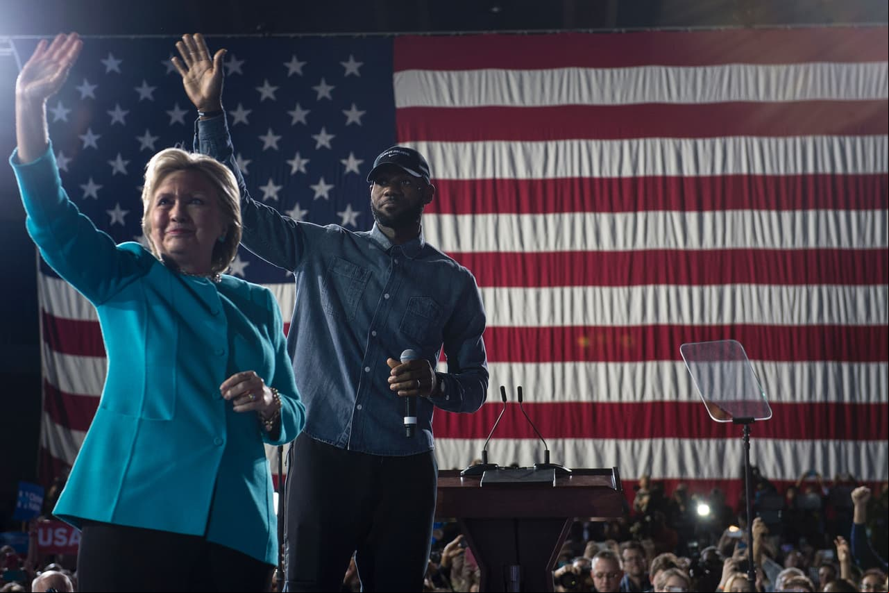 Cuando a LeBron James le preguntaron si visitaría la Casa Blanca si ganaba un título de la NBA en los próximos cuatro años, el basquetbolista aseguró que en su momento lo considerará. James apoyó la candidatura de Hillary Clinton e incluso hizo campaña con ella.