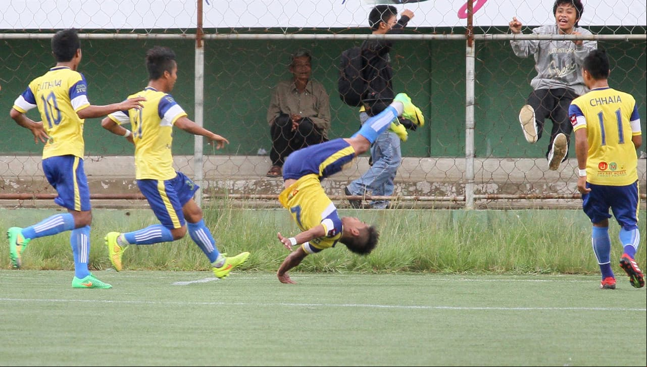 Peter Biaksangzuala durante un partido en la India murió luego de un golpe durante esta celebración que lo dejó con serias lesiones en la columna vertebral.