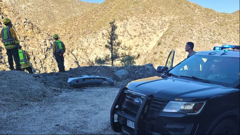 Pareja sobrevive tras caer en su auto por un barranco de 300 pies: el rescate fue gracias a nueva función de su móvil