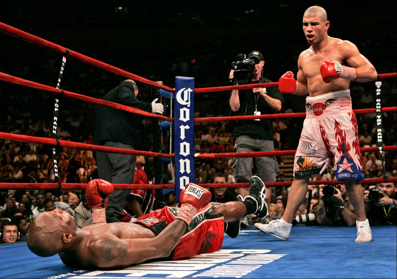 Después de ser 'La Meca' del Boxeo, el Garden perdió protagonismo ante Las Vegas, pero el 9 de junio de 2007, Miguel Cotto (derecha) retuvo el título wélter de la AMB por nocaut técnico ante Zab Judah.