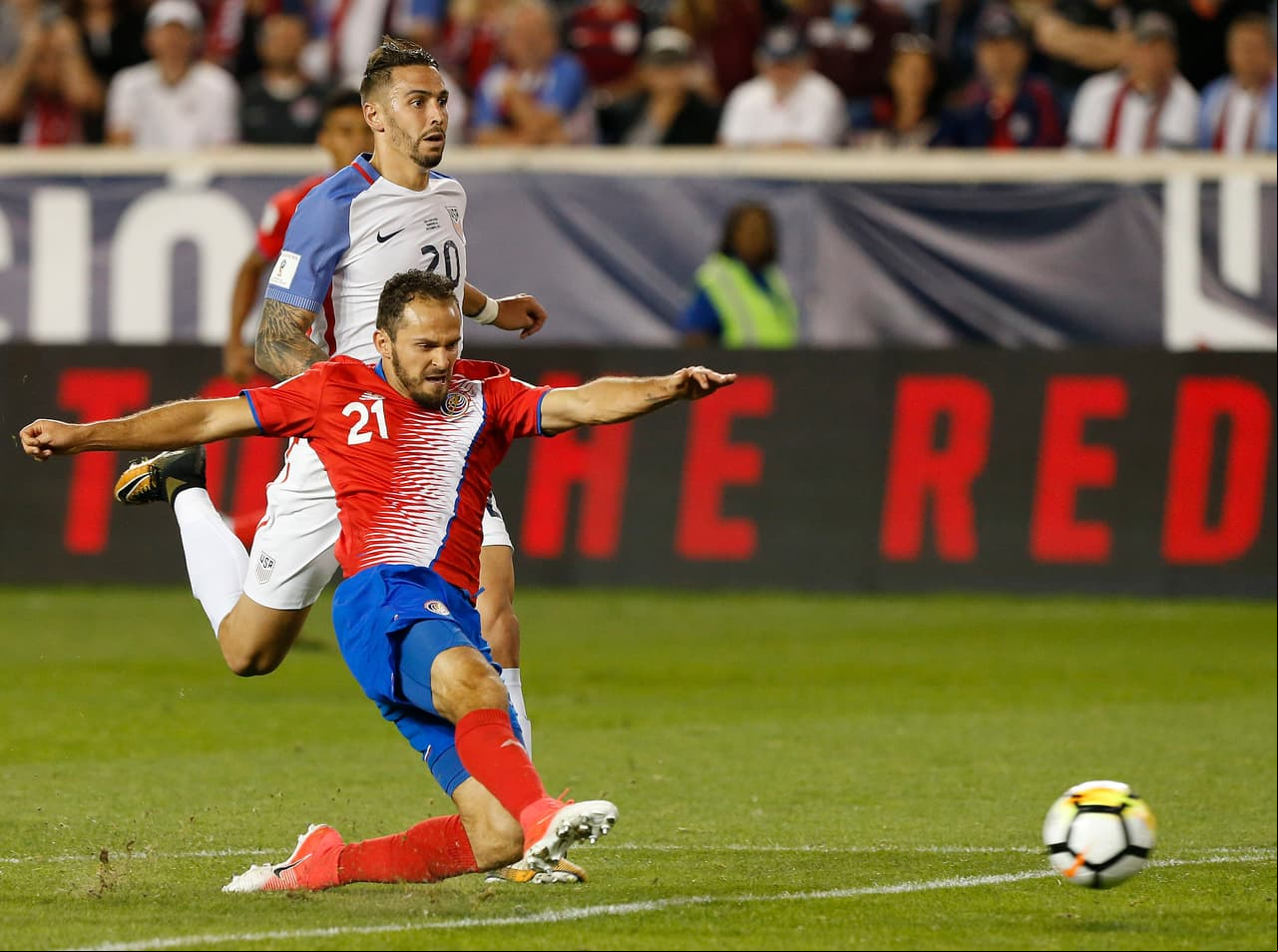 Además, Ureña gozó de un buen año con la selección de Costa Rica, especialmente en el partido ante la selección de los Estados Unidos en el Hexagonal Final. Les anotó un doblete a domicilio.