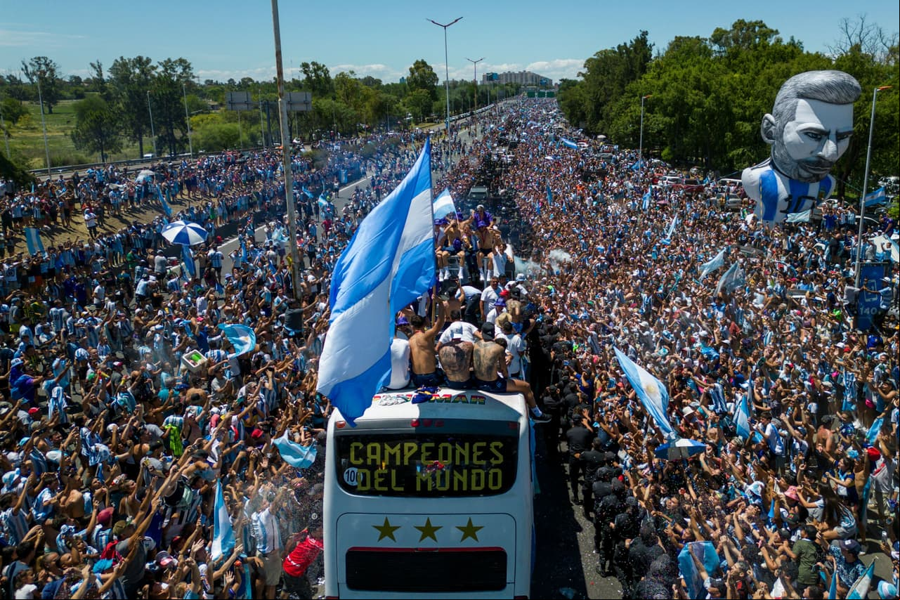 Festejos de la selección argentina en Buenos Aires tras ganar el Mundial Qatar 2022.