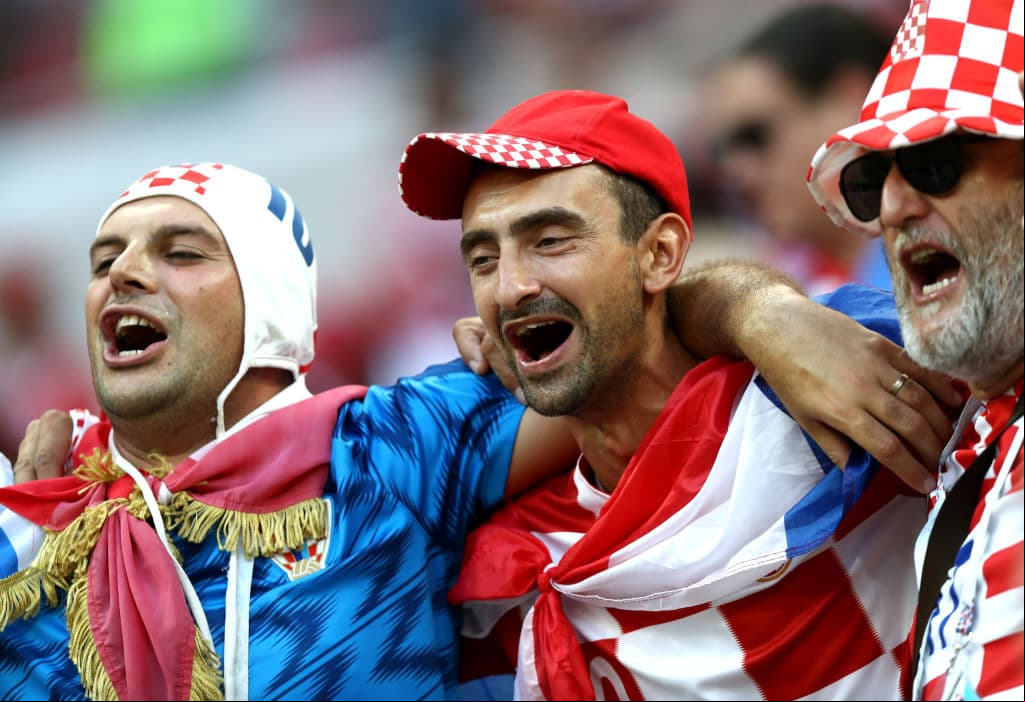 Los fanáticos de Croacia e Inglaterra ponen su colorido y alegría en medio de la definición del segundo finalista en la fiesta de las semifinales del Mundial de Rusia 2018.
