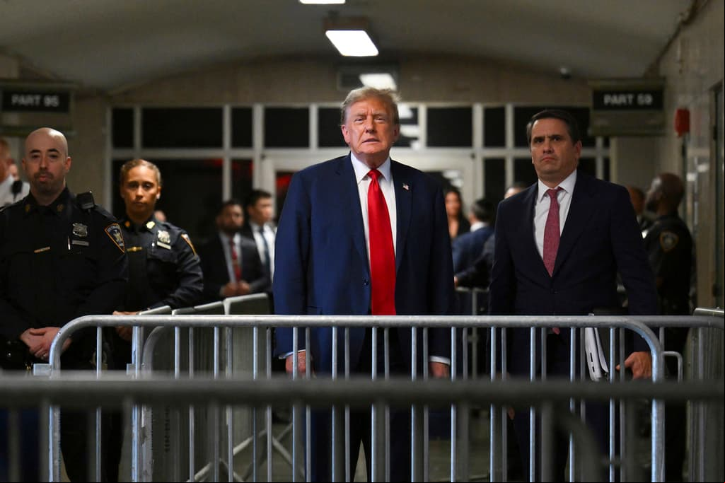 Juicio penal a Trump | Combativo frente a las cámaras y reservado dentro de la corte: cómo Trump llevó su campaña al tribunal en Nueva York