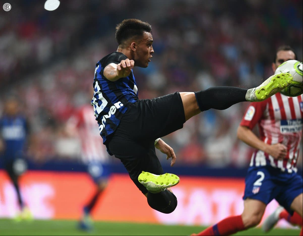 Fue al minuto 31 que el delantero argentino de 20 años, Lautaro Martínez, anotó un golazo de volea para el Inter, el único gol del juego.