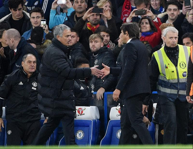 La resignación de Mourinho con Manchester United y la felicidad de Antonio Conte con Chelsea se cruzaron en un saludo al final del partido, con dos historias y mundos diferentes en Inglaterra.