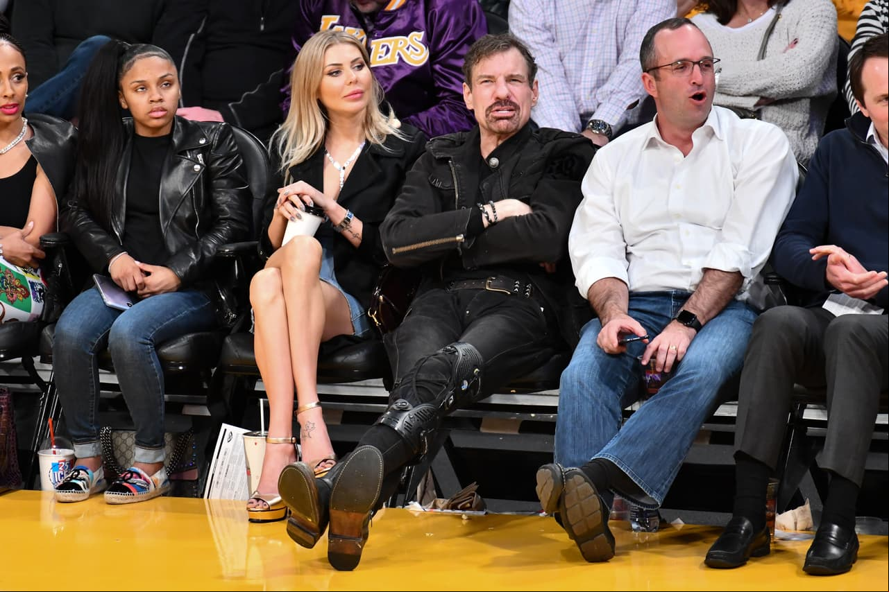Al empresario Henry Nicholas también se le vio en el escenario californiano viendo a los Lakers.