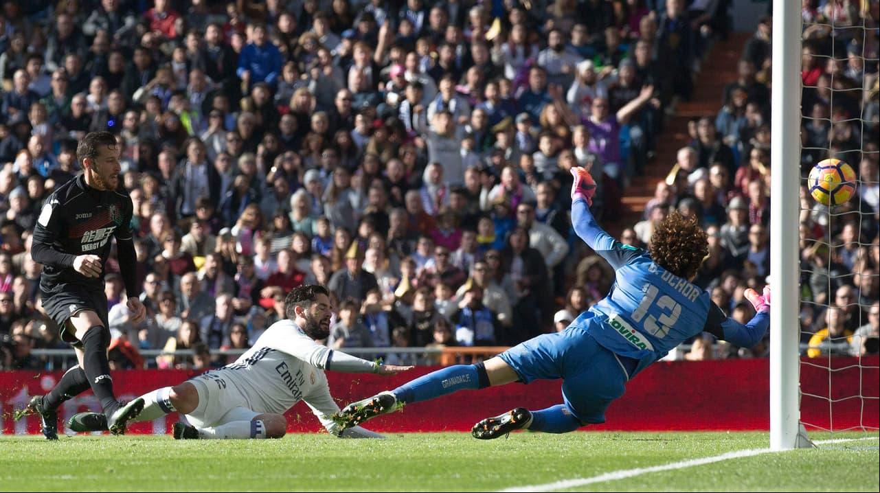 Tras varias paradas de mérito de 'Memo' Ochoa, fue superado de nuevo en una asistencia perfecta de Modric a Isco. El Real Madrid finalizaba con facilidad todas sus acciones ofensivas y hasta acarició el triplete con un disparo desde la frontal que sacó como pudo el portero del Granada. Kroos y Modric pudieron firmar la manita antes del descanso.