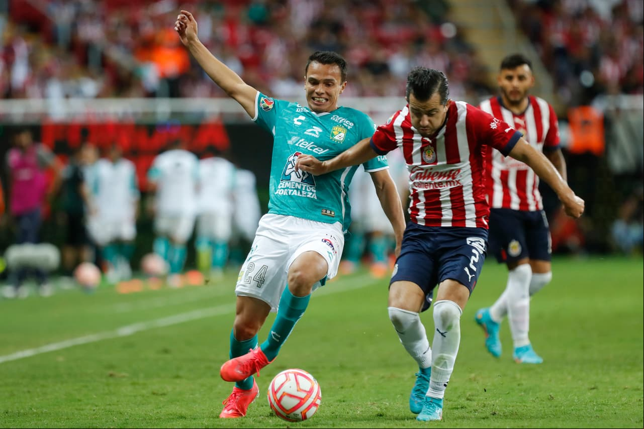 Chivas sigue sin ganar en el Apertura 2022 y ahora fue víctima de un arbitraje muy polémico y con el VAR que de poco ayudó a un partido que terminó con 10 hombres y ante un León que tampoco supo competir en los últimos minutos.