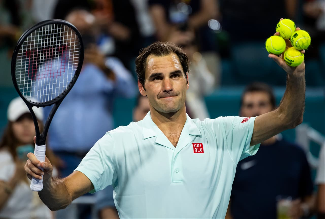 Federer agradeció el apoyo de la afición y regaló las pelotas del partido en un gran ambiente en las tribunas del Hardo Rock Stadium.