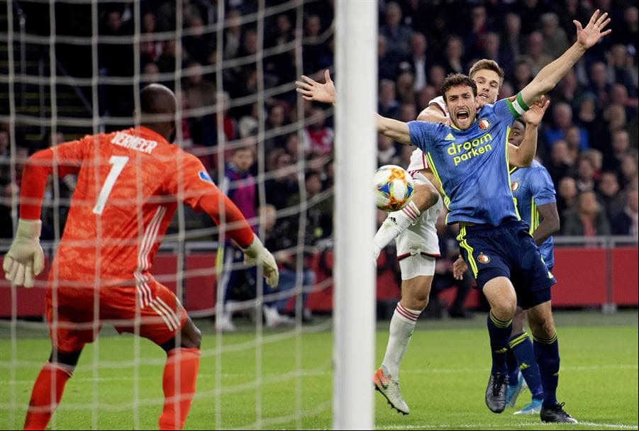 Ajax 4-0 Feyenoord. Ziyech abrió la goleada al minuto 2, Tagliafico, Neres y van de Beek hicieron los tantos del encuentro.