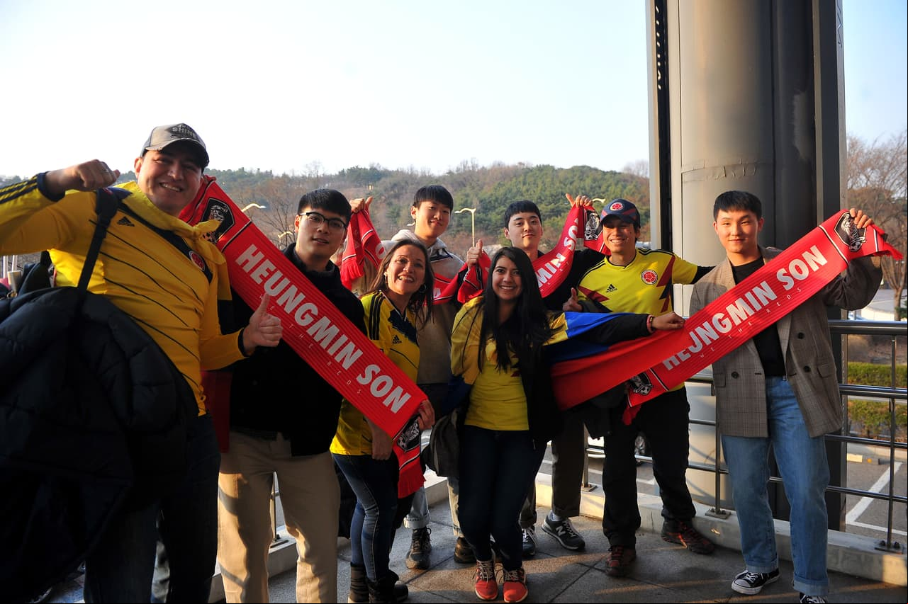 En Seúl, la selección Colombia cayó por 2-1 con la de Corea del Sur en el campo. Sin embargo, en los alrededores del Estadio Copa del Mundo y en sus tribunas la fiesta fue solo una entre los fanáticos de ambos países.