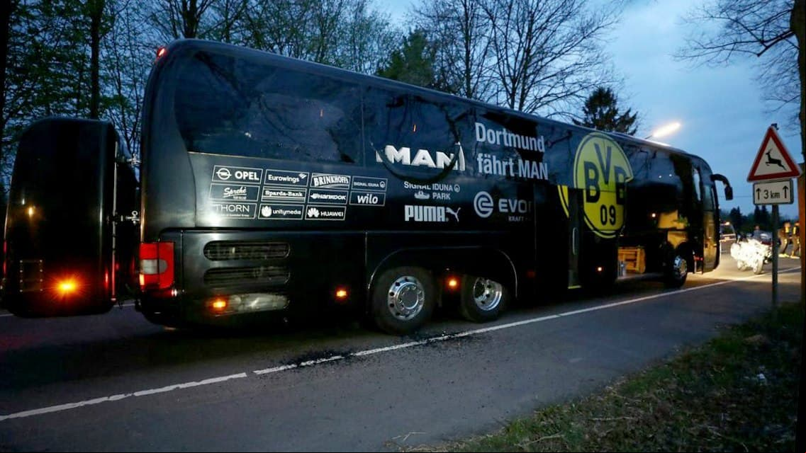 A casi dos horas para el inicio del partido ante el Mónaco se produjo el incidente, por lo que las autoridades junto a la UEFA y la directiva del Borussia Dortmund se pusieron un plazo para la suspensión del juego.