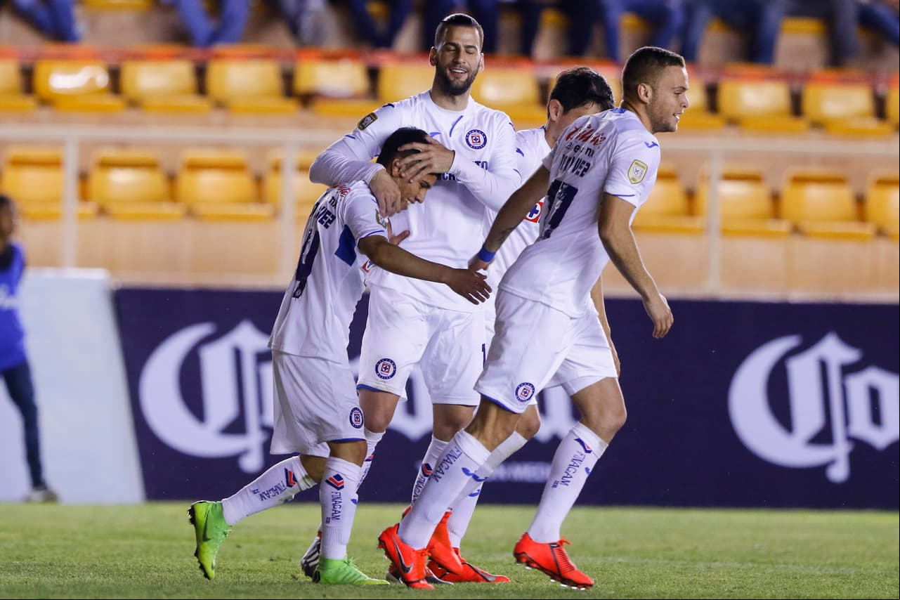 Pero parece que del vestidor, hacia la segunda mitad, salió otro Cruz Azul al terreno de juego pues solo le tomó cuatro minutos anotar el gol de la igualada.