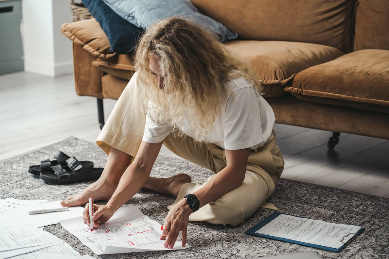 Mujer haciendo dibujos sobre el suelo.