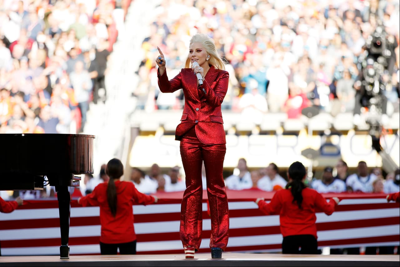 Lady Gaga entonó el Himno de los EEUU con espectacular voz que hizo que a la gente se le enchinara la piel.