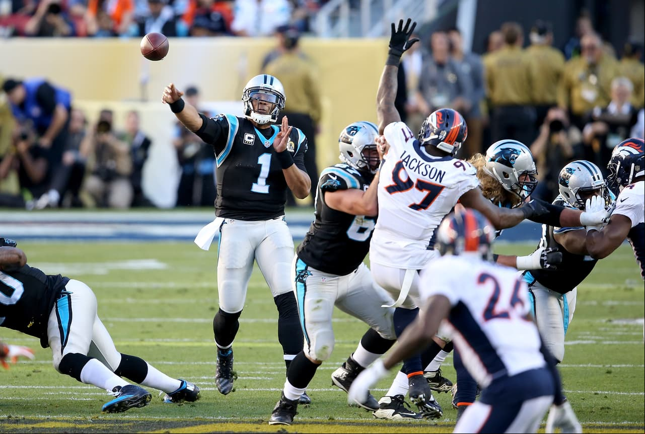 La presión, los nervios y la inexperiencia en Super Bowl se notó en Cam Newton durante la primera mitad del juego.