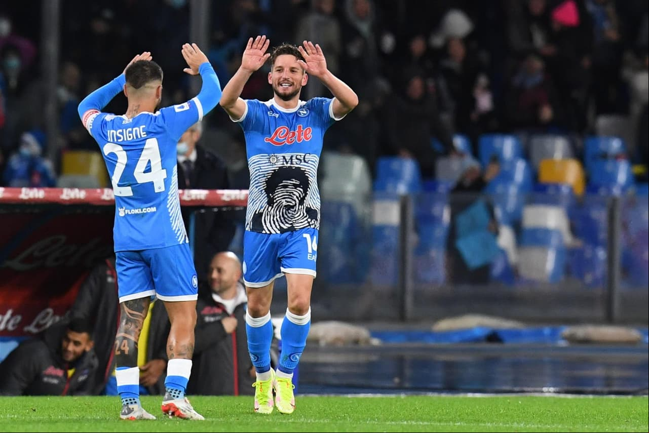 Con doblete de Mertens y goles de Zielinski y Ruiz Peña, el Napoli golea a la Lazio 4-0 durante la jornada 14 en la Serie A. Se le rindió homenaje a Diego Armando Maradona previo al encuentro y el mexicano Hirving Lozano jugó 65 minutos, pues salió por pisotón en la pierna.