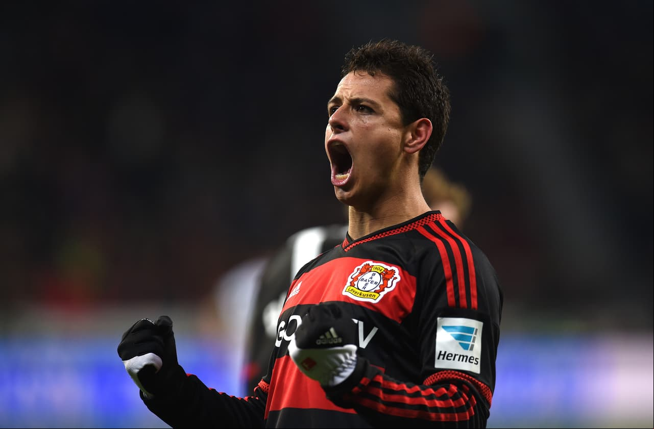 Javier "Chicharito" Hernández continuará en el Bayer Leverkusen, donde se convirtió en el jugador más valioso para el conjunto de las aspirinas y formó parte del equipo ideal del fútbol alemán, elegido por los aficionados, tras anotar 26 goles contando la liga, Copa alemana y la Liga de Campeones.