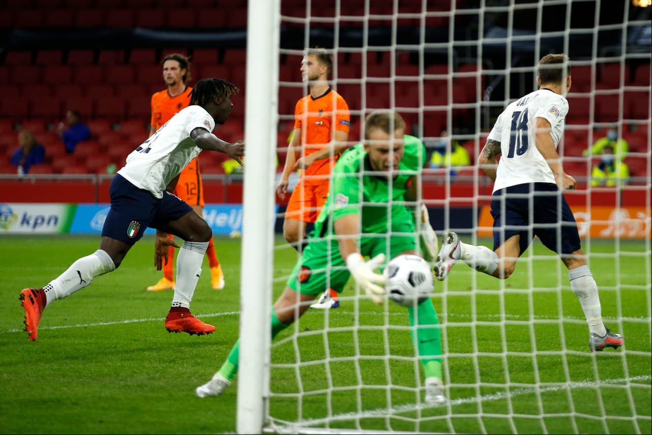 Depay tira pero no tiene suerte.