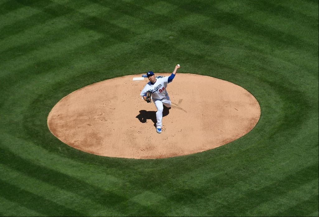 Por los Dodgers abrió el surcoreano Hyun-Jin Ryu (1-0) y se apuntó el triunfo luego de transitar 6-0 entradas en las que permitió una sola carrera, no dio pasaportes y ponchó a ocho.