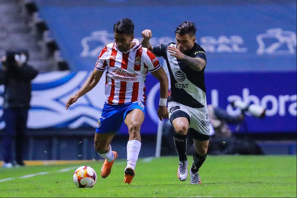 El Rebaño tuvo la primera de peligro en los botines de Oribe Peralta, Jesús Molina cobraba un penal y el gol no llegaba. Ormeño (38’) abrió el marcador con un soberbio testarazo y Miguel Ángel Ponce (47’) emparejó los cartones. En la J2, Puebla y Chivas se medirán a Cruz Azul y Toluca, respectivamente.