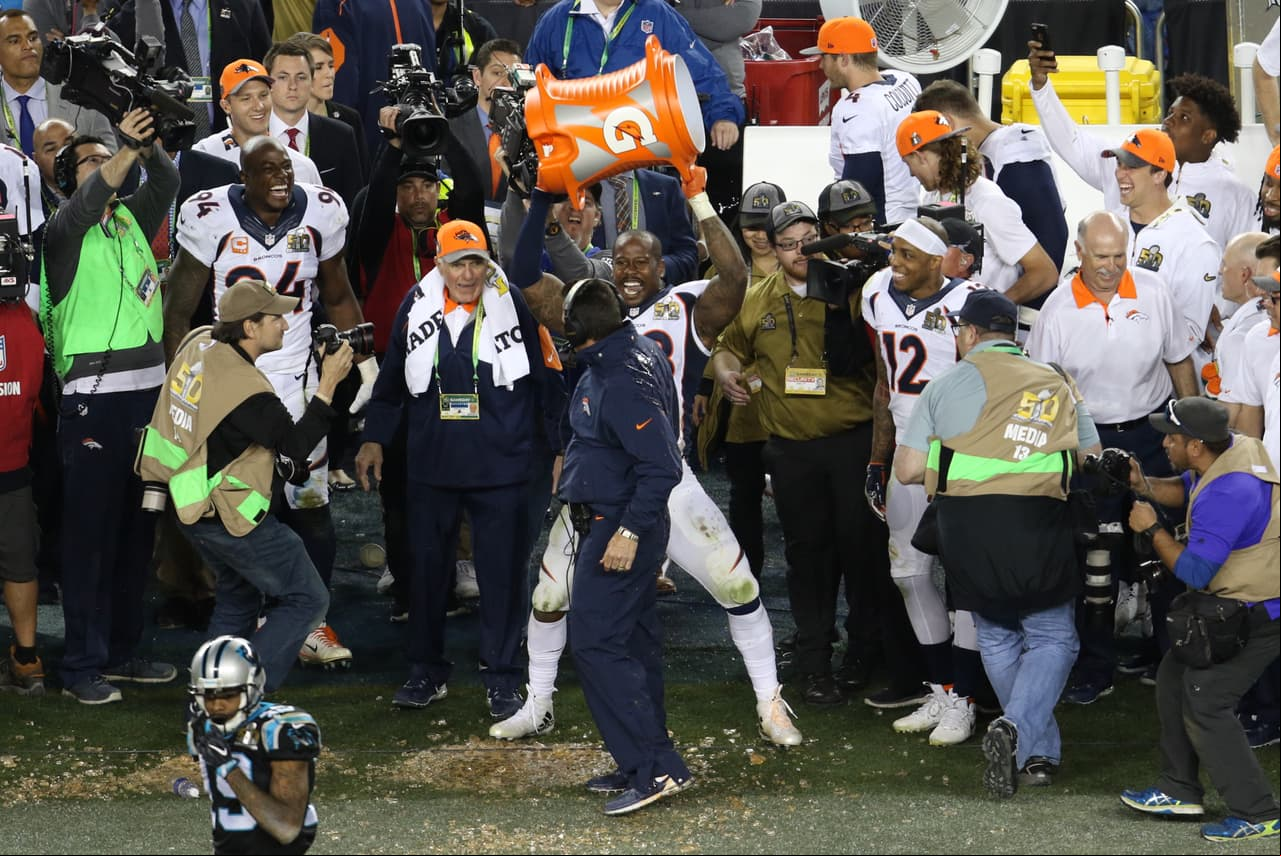 Así celebraron los Denver Broncos y su afición su triunfo en el Super Bowl 50 ante los Carolina Panthers 24-10.