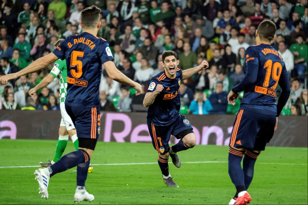 Con su victoria, el Valencia llegó a 52 puntos, igualó al Sevilla que es quinto y está a dos puntos del Getafe, por lo que sueña con clasificar a la UEFA Champions League.