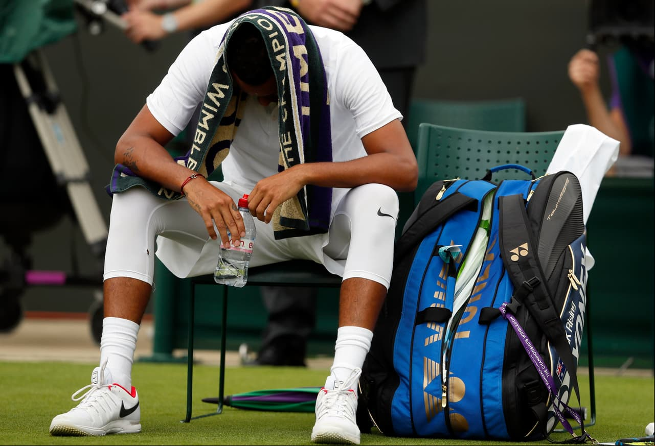 El tenista tuvo que despedirse de manera temprana contra Pierre-Hugues Herbert en medio del dolor.