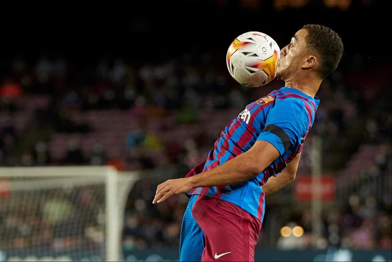 El Barcelona de Koeman perdía por temprana anotación del Granada por parte de Domingos Duarte al minuto 2’. Durante el partido agónico, la escuadra culé logró salvar el empate hasta los 90 minutos gracias al gol de Ronald Araújo, dejando el marcador 1-1 en la J5 de La Liga.