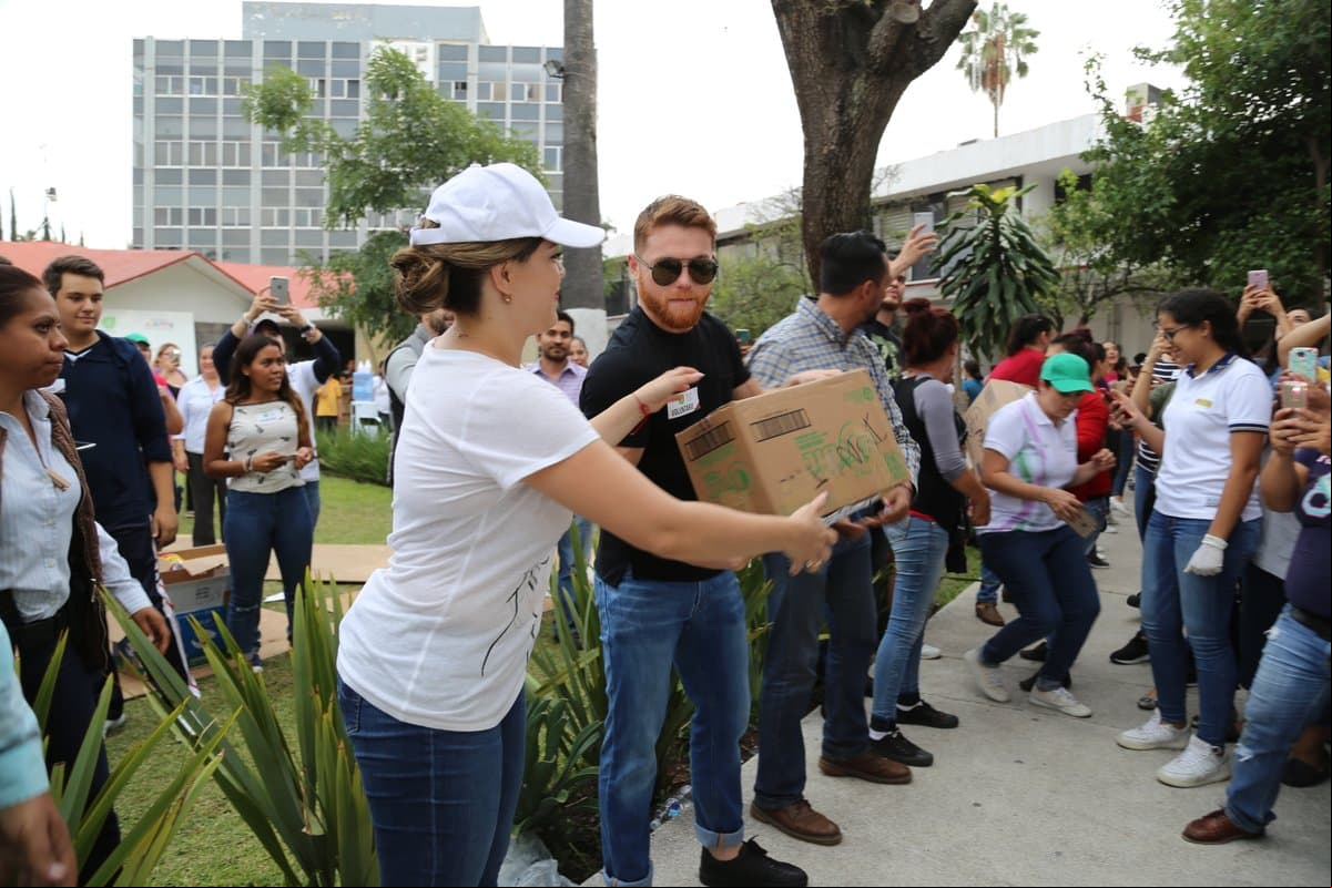 'Canelo' Álvarez dona dos camiones de víveres a damnificados