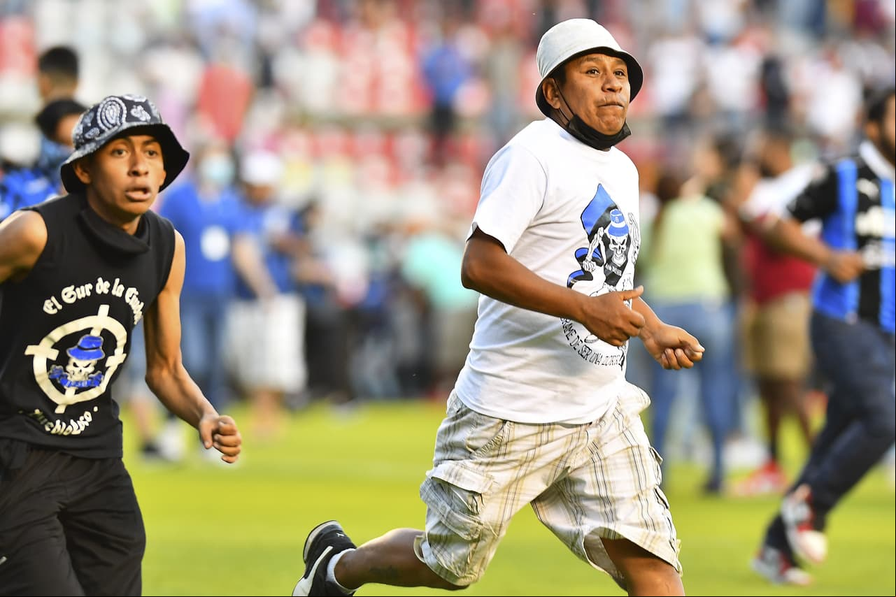 Corría el minuto 60 del partido entre Atlas y Querétaro cuando la violencia se desató en la tribuna, aficionados invadieron la cancha y luego las barras hicieron lo propio en penosas imágenes.