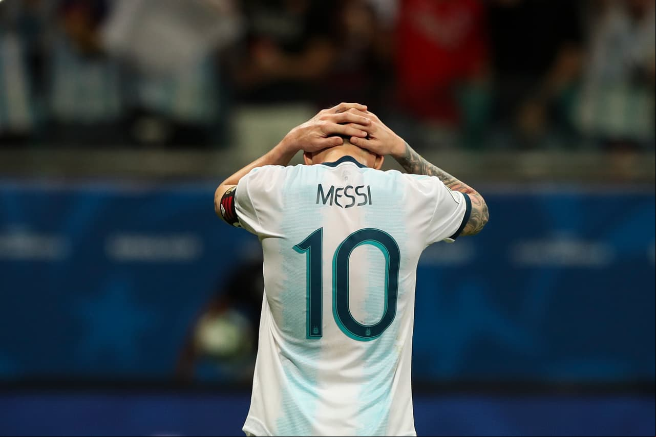 Lionel Messi se retiró de la cancha lamentándose por la derrota.
