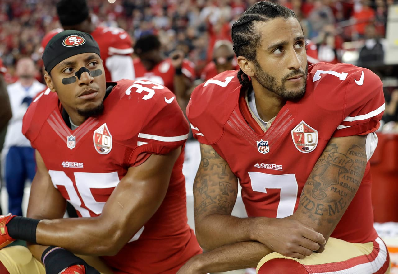 Dueños de la NFL proponen castigo de 15 yardas por arrodillarse durante el himno nacional